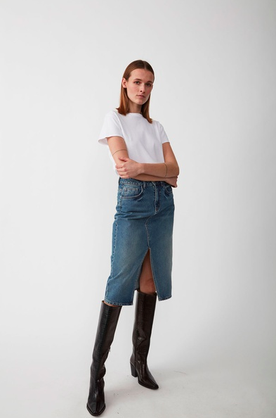 Skirt And Boots Pairing in Fall Always Make an Amazing Combo