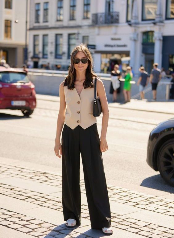 7 Business Casual Tops for a Stylish Office Outfit