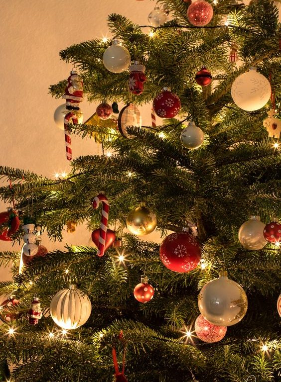 SIMPLE CHRISTMAS DECORATIONS CAN ENHANCE YOUR HOME’S INTERIOR